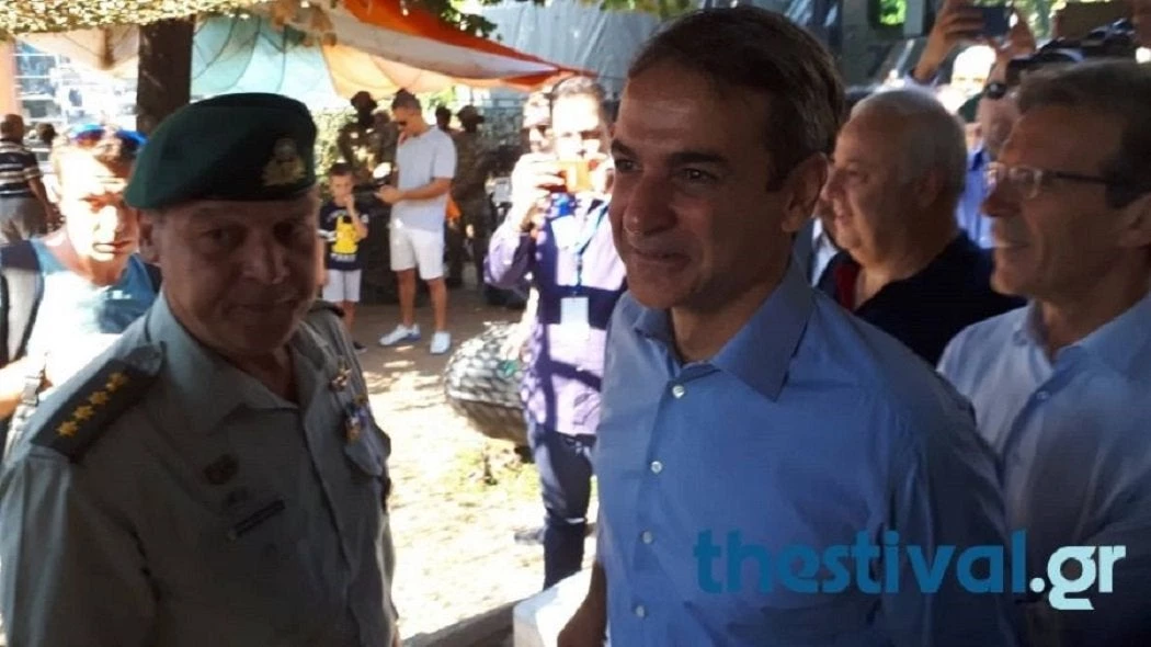 Ουρανοκατέβατο ήρθε μικρόφωνο στο κεφάλι του Κυριάκου Μητσοτάκη στη Θεσσαλονίκη (Βίντεο)